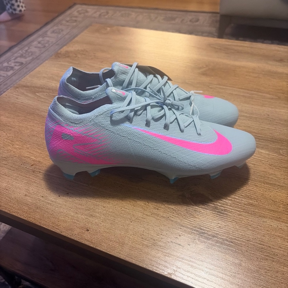 Men's Size 10.5 Nike Zoom Mercurial Vapor 16 Pro FG soccer shoes